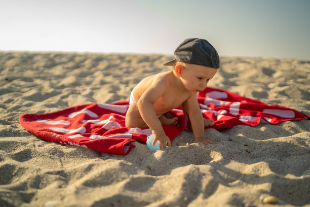 沙滩上的宝贝图片下载