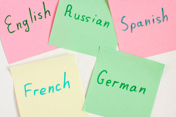 俯视图平铺不同的语言，写在不同颜色的提醒纸上。抽认卡和语言学习概念概念。德语，英语，西班牙语，法语和俄语图片下载