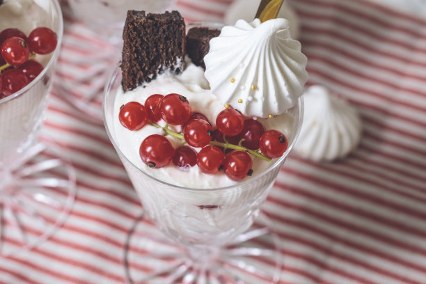 酸奶加醋栗，巧克力棒和蛋白霜图片下载