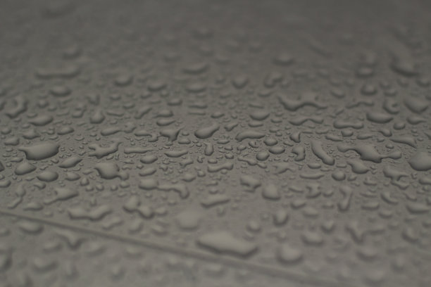 玻璃杯上的水滴。表面大雨滴的纹理。图片下载