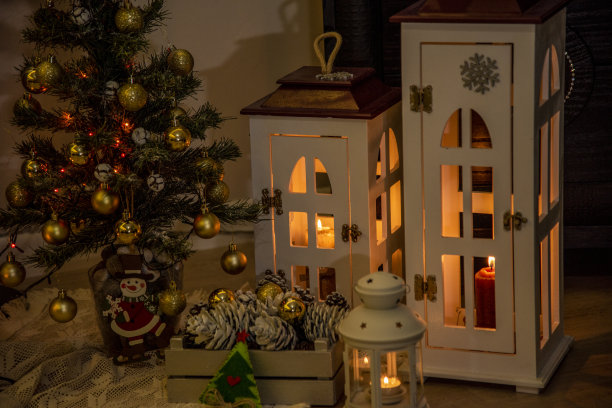 圣诞节期间现代酒店内的圣诞树图片下载