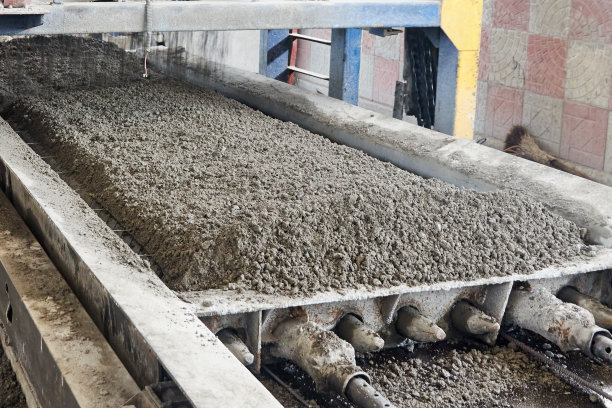 在楼板生产过程中填充成型混凝土图片下载