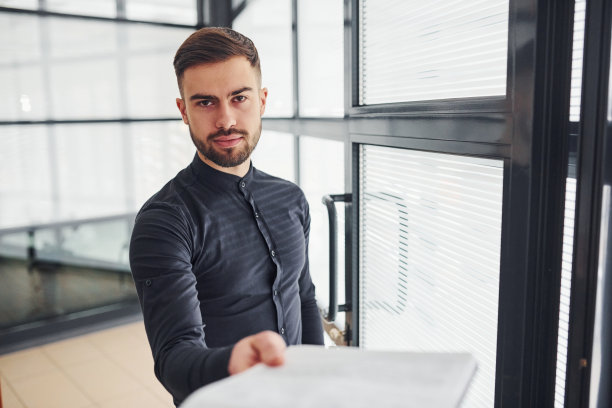 穿着正式服装的办公室职员白天站在室内图片下载
