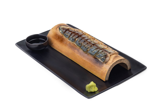 45度盐渍萨巴在白色背景下烤图片下载