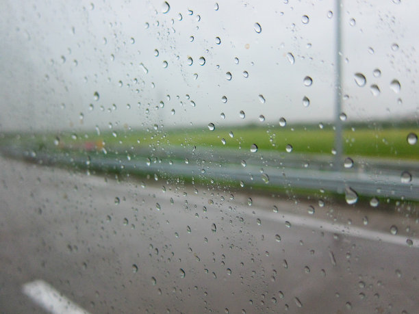 雨点落在车窗上图片下载