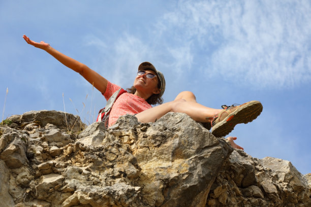 快乐的山中女游客图片下载
