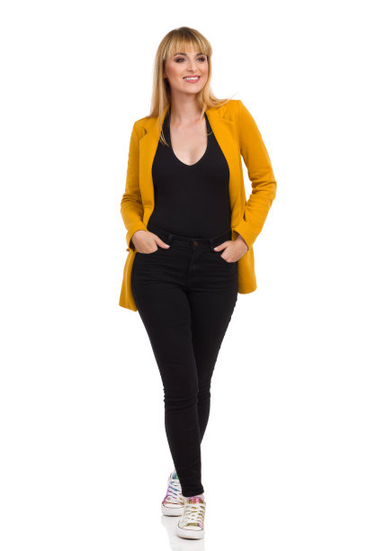 不经意的年轻女子一边走一边看向别处。前视图。图片下载