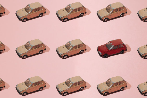旧玩具塞尔维亚小车。栗色和米色。去皮漆。粉红色背景上的最小设计。模式。图片下载