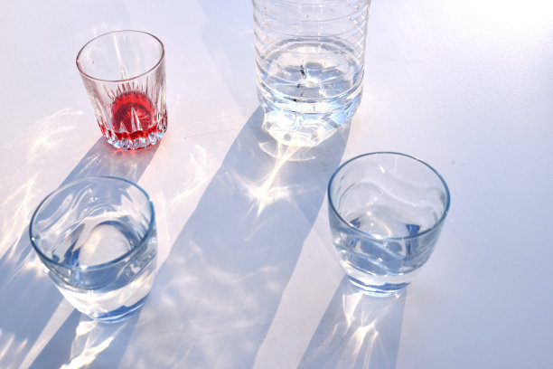 晚餐时饮用自来水还是矿泉水?图片下载