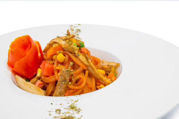 白色背景下的意大利面、鸡肉和番茄酱特写图片下载