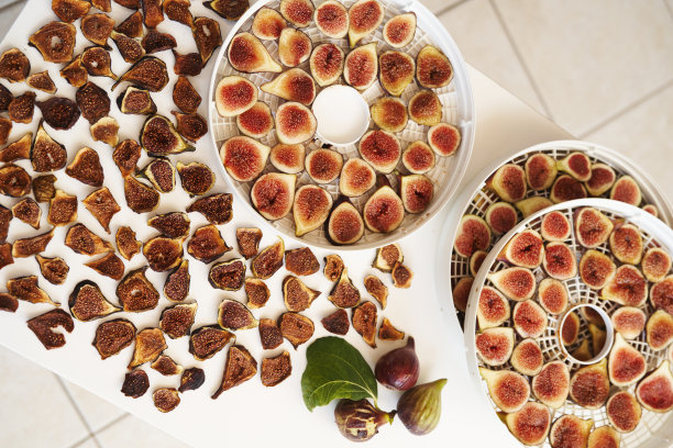 干无花果和新鲜无花果漂亮地摆在桌上图片下载