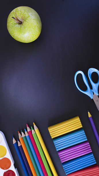 所有需要创意的东西，各种文具，在黑色背景的黑板上，有复制空间:剪刀，毡头笔，橡皮泥，钢笔，铅笔，尺子，橡皮擦，卷笔刀图片下载