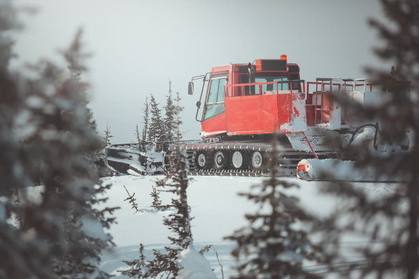 雪地履带式车辆在山区图片下载