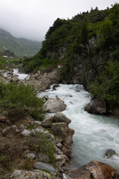 令人惊叹的瑞士阿尔卑斯山口公路之旅。美丽的景色和完美的光线条件。令人惊叹的风景和美丽的河流与完美的长曝光照片。图片下载