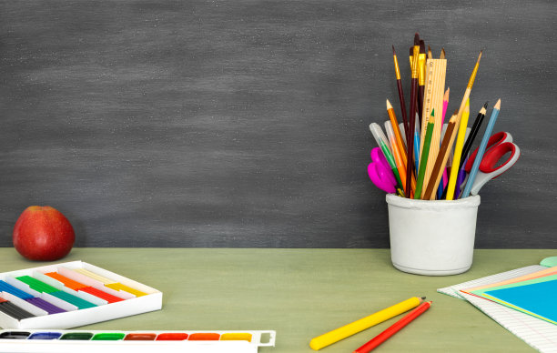 回到学校背景与文本的地方。网页设计的水平横幅。收藏风格鲜明的学校用品。图片下载