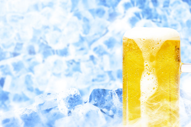 图像一杯啤酒与冰背景和滴落的泡沫。图片下载