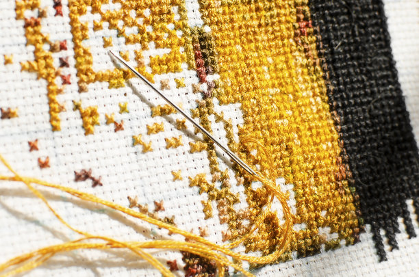布，十字绣近，针与黄线。爱好的概念。图片下载