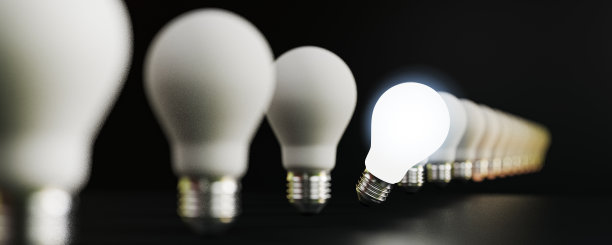 通过3d渲染，一个灯泡从其他灯泡中发出不同的创意想法和创新概念。图片下载