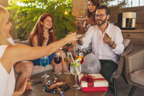 生日女孩和她的派对客人分享蛋糕图片下载