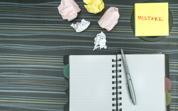 便签上写着“错误”。学习、错误、失误、后悔语录背景。爱情关系中的过失、缺陷、粗心、课程纠正与和解概念。平躺图片下载