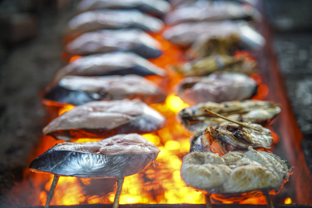 越南北部的义安省，市场上美味的烤鱼图片下载