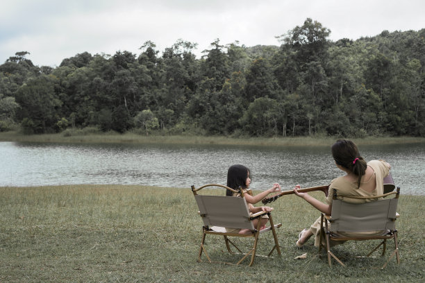 美丽的妈妈带着可爱的女儿在山上玩图片下载