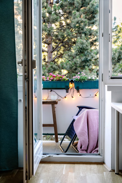 从公寓看到舒适的阳台图片下载