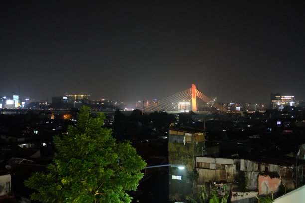 照片中的一座桥在城市的中心与一个夜晚的背景图片下载