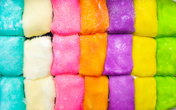 成排五颜六色的榴莲煎饼或榴莲薄饼图片下载