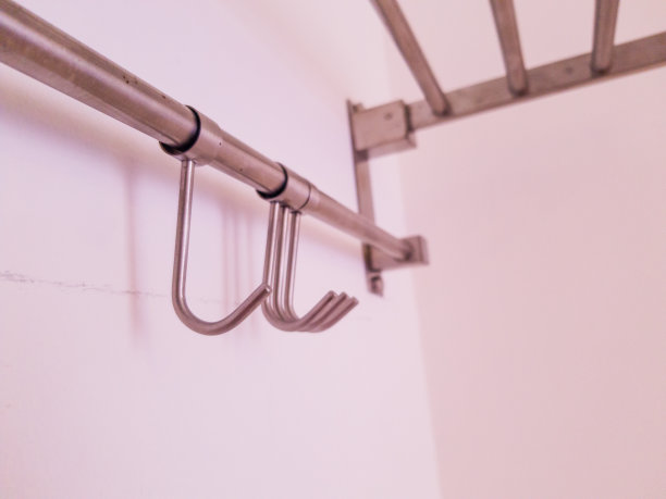 酒店浴室的金属衣架，有几个挂钩，用来挂毛巾和衣服图片下载