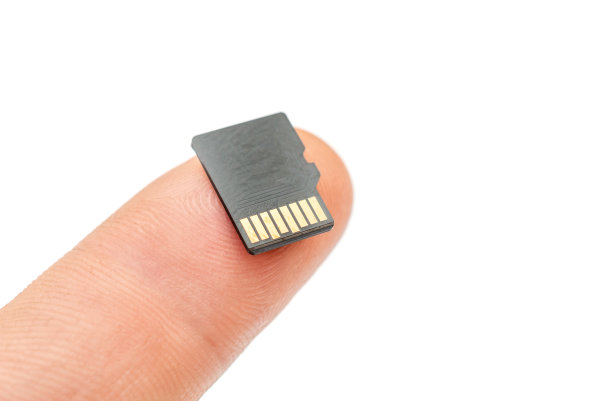 人手指上的Micro SD卡。关闭了。孤立在白色的。图片下载