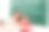 老师和学步的小女孩在幼儿园用彩色铅笔画画照片图片下载