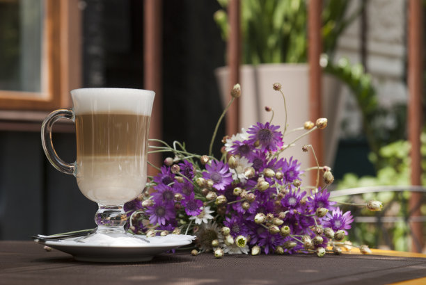 一杯拿铁和紫罗兰花图片下载