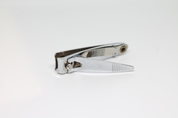 在白色背景上用铁制的指甲夹图片下载