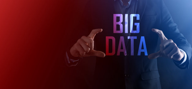 黑色背景下身穿西装的商人手持“大数据”字样。存储网络在线服务器概念。社交网络或商业分析表示图片下载