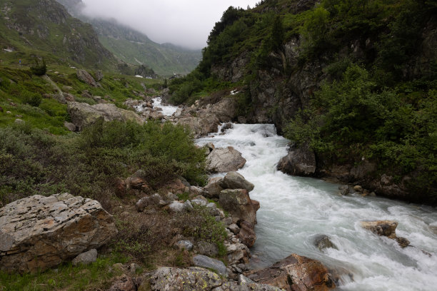 令人惊叹的瑞士阿尔卑斯山口公路之旅。美丽的景色和完美的光线条件。令人惊叹的风景和美丽的河流与完美的长曝光照片。图片下载