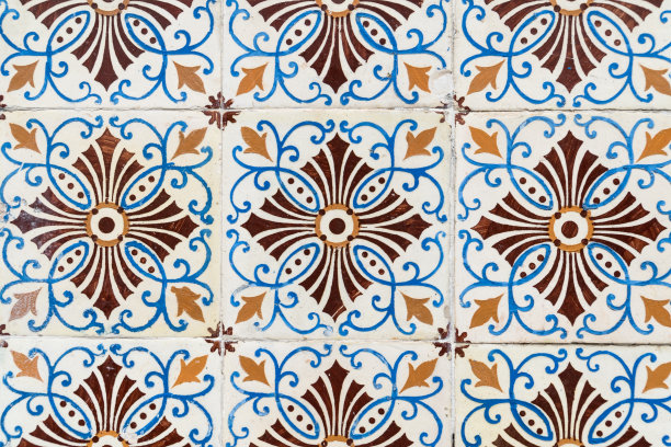 传统的葡萄牙瓷砖azulejo与简单的对称装饰。图片下载