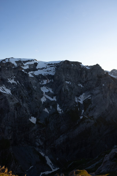 瑞士阿尔卑斯山的壮丽景色。美丽的风景在世界上最美丽的地方之一。白雪覆盖山峰，湛蓝的天空。图片下载