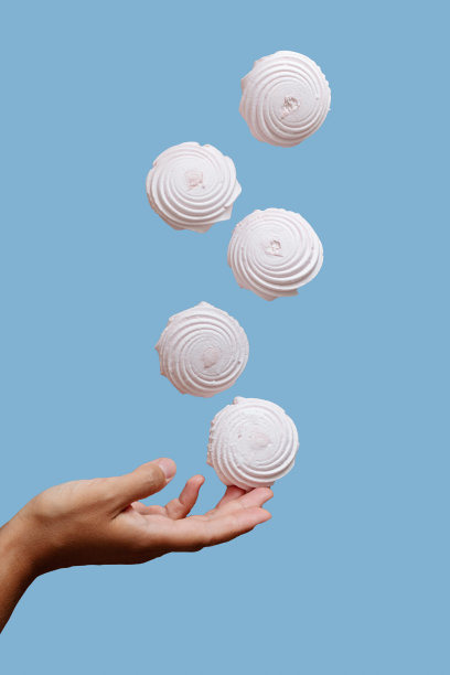 棉花糖在空中飘浮着，手对着图片下载