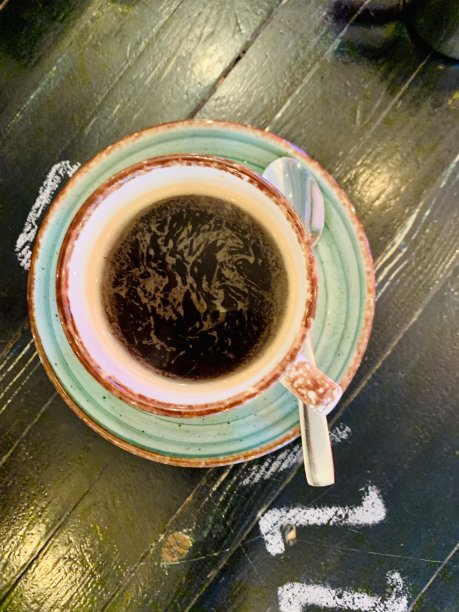 一杯咖啡放在木桌上俯视图图片下载