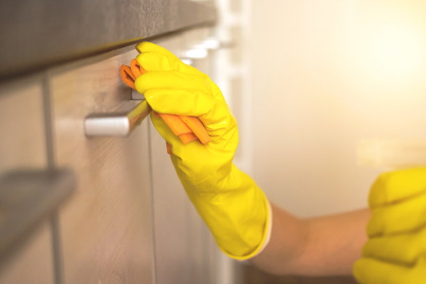 女人用喷雾洗涤剂清洁家庭厨房橱柜特写照片图片下载