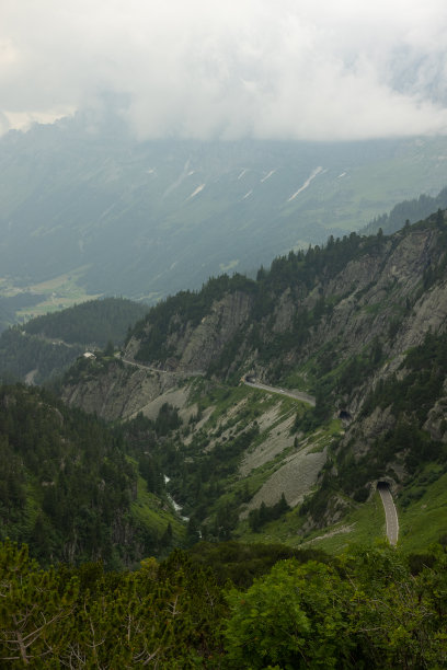 令人惊叹的瑞士阿尔卑斯山口公路之旅。美丽的景色和完美的光线条件。令人惊叹的风景和美丽的河流与完美的长曝光照片。图片下载