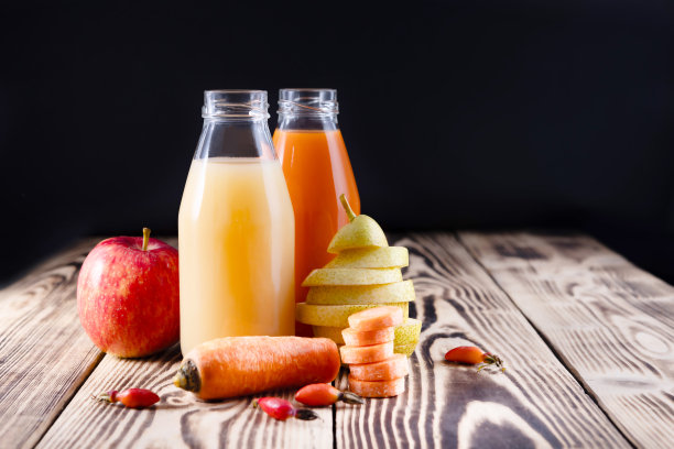 来自梨、苹果、胡萝卜和玫瑰果的天然果汁图片下载
