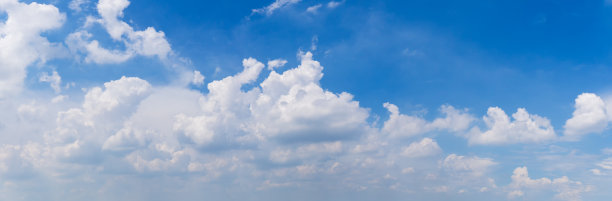 天空全景背景图像中蓬松的云图片下载