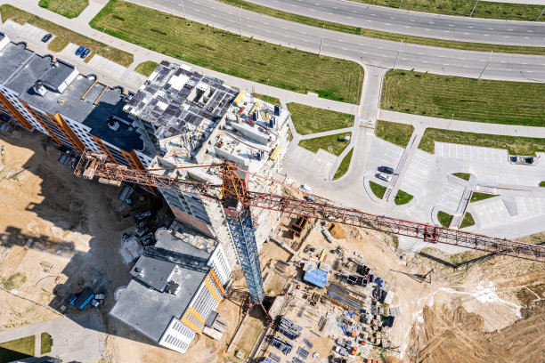 发展新住宅区。有公寓和起重机的建筑工地。无人驾驶飞机的照片。图片下载