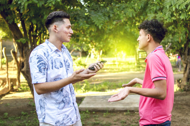 年轻人在聊天，两个人在和COPY SPACE争论图片下载