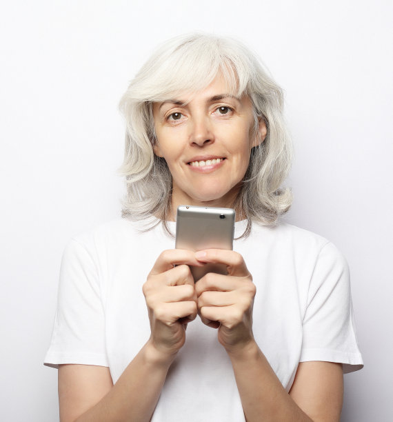 生活方式、家庭和人的观念:老祖母在电话里和她的孙子聊天，微笑着和他们打招呼图片下载