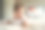 三个月大的健康小白种人婴儿的正面照片，男孩或女孩躺在家里的床上，腹部朝下，在明亮的房间复制空间图片下载