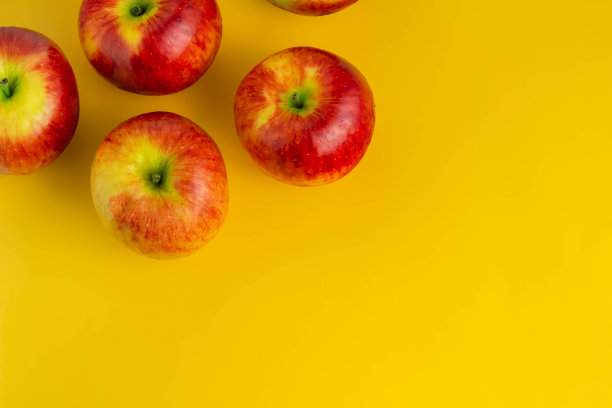 红色的苹果和黄色的背景图片下载