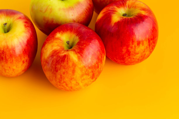 红色的苹果和黄色的背景图片下载